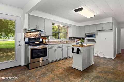Kitchen - 170 Dotson Rd, Greenback, TN 37742 photo 5 of 6