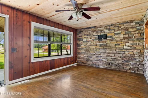 Living - 170 Dotson Rd, Greenback, TN 37742 photo 2 of 4