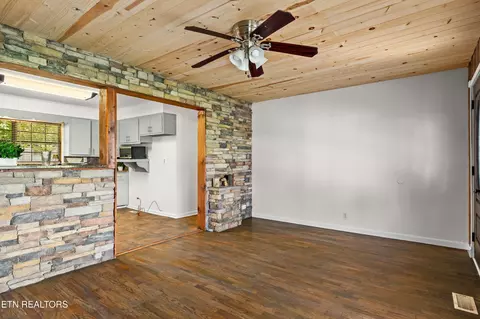 Living - 170 Dotson Rd, Greenback, TN 37742 photo 4 of 4