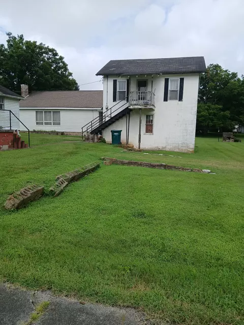 Exterior - 458 E Madison St, Pulaski, TN 38478 photo 5 of 10