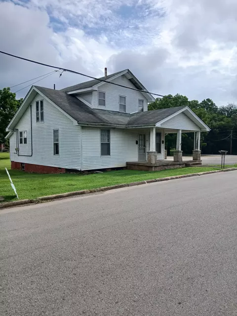 Exterior - 458 E Madison St, Pulaski, TN 38478 photo 2 of 10