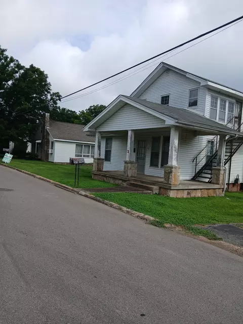 Exterior - 458 E Madison St, Pulaski, TN 38478 photo 4 of 10