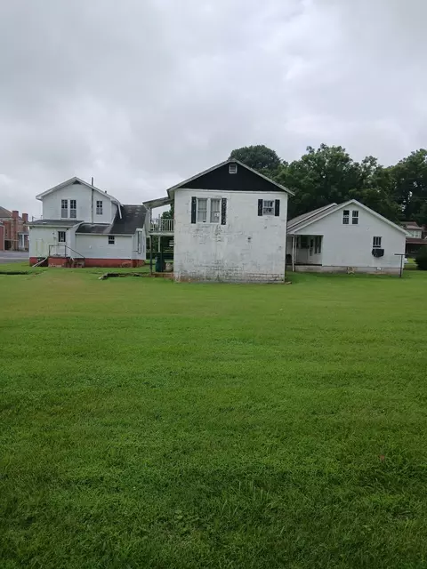 Exterior - 458 E Madison St, Pulaski, TN 38478 photo 3 of 10