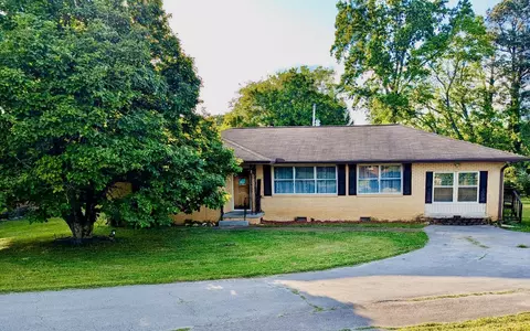 1102 Collins Cir, Chattanooga, TN 37411