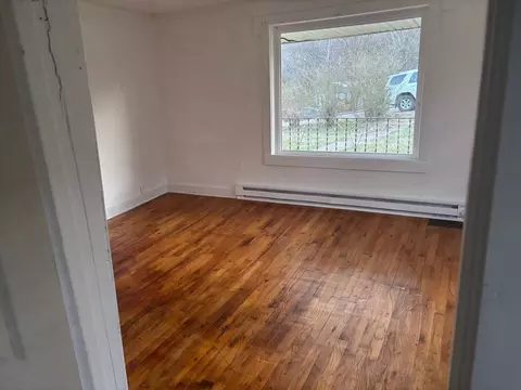 Living - 515 Mitchell St, Pulaski, TN 38478 photo 2 of 5