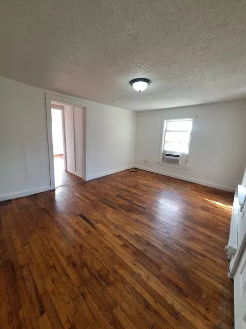 Living - 515 Mitchell St, Pulaski, TN 38478 photo 4 of 5