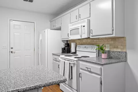 Kitchen - 2735 Roscommon Dr, Murfreesboro, TN 37128 photo 3 of 7