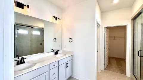 Bath - 4912 Kai Dr, Murfreesboro, TN 37129 photo 2 of 4