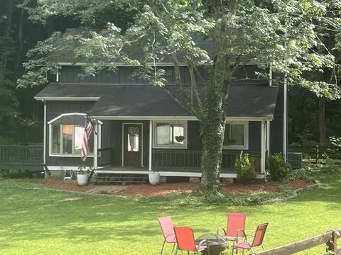 1051 Green Valley Dr, Ashland City, TN 37015