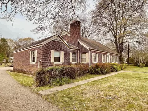 322 Poplar Ave E, Selmer, TN 38375
