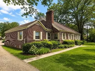 322 Poplar Ave E, Selmer, TN 38375