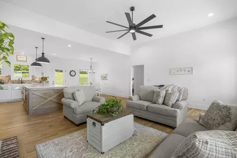 Living - 5675 Minnis Rd, Springfield, TN 37172 photo 2 of 2
