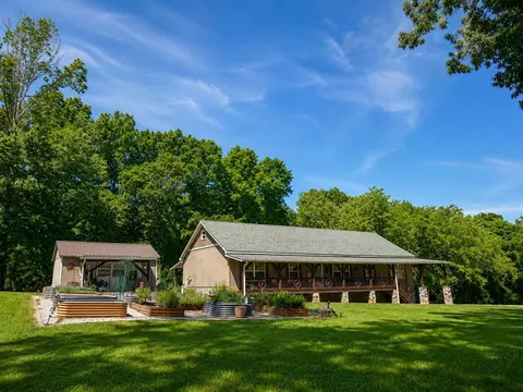 127 Burrville Rd, Sunbright, TN 37872