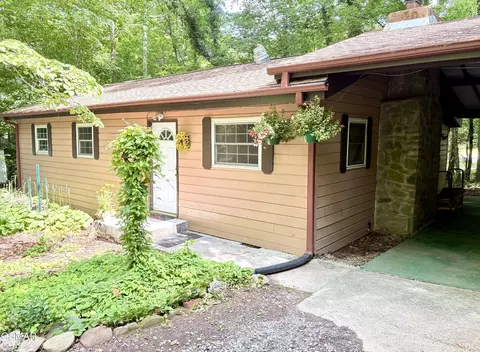 4413 E Scenic Dr, Gatlinburg, TN 37738