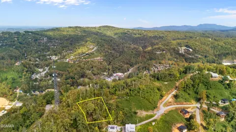 7 Woodland Dr, Gatlinburg, TN 37738
