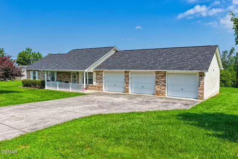 660 Privet Dr, Dandridge, TN 37725