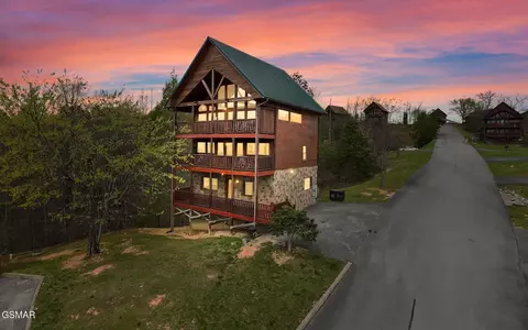 2305 Rand Rd, Pigeon Forge, TN 37876