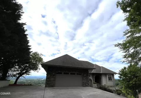 480 Maggie Mack Ln, Sevierville, TN 37862