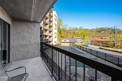 306 Baskins Creek Rd UNIT 206, Gatlinburg, TN 37738