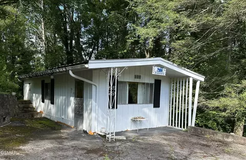 1138 Little Smoky Rd, Gatlinburg, TN 37738