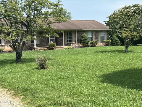 2806 Vicksburg Ln, Strawberry Plains, TN 37871