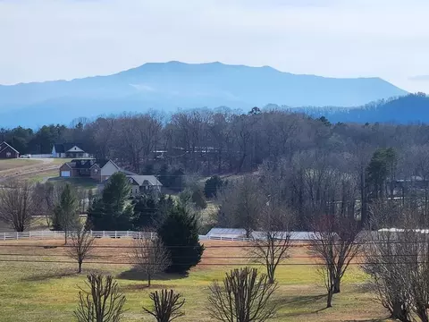 33 New Center Rd, Sevierville, TN 37876