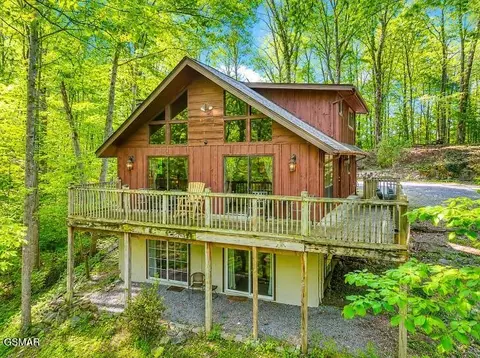 425 Hemlock Ln, Sevierville, TN 37876