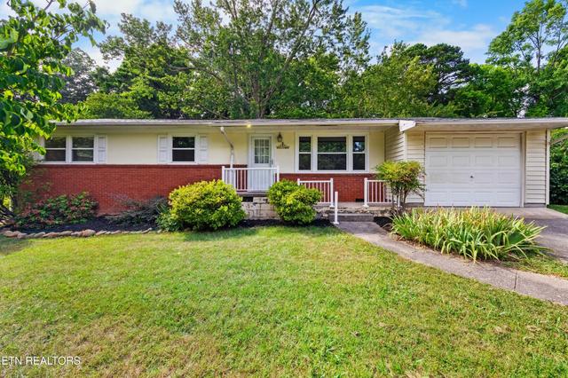 2001 Nandina Dr, Knoxville, TN 37912