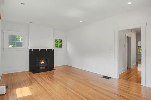 Living - 301 Garner St, Springfield, TN 37172 photo 1 of 3