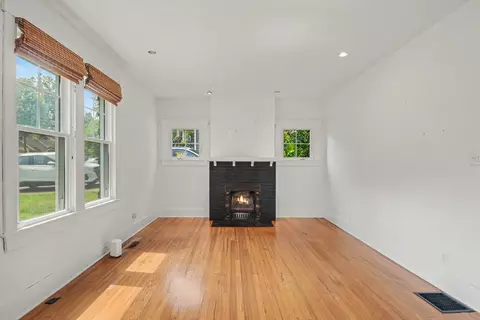 Living - 301 Garner St, Springfield, TN 37172 photo 2 of 3
