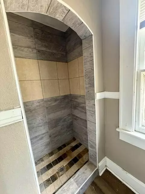 Bath - 2325 E 03rd, Chattanooga, TN 37404 photo 2 of 2