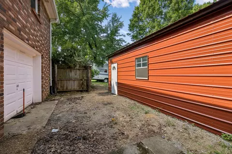 Exterior - 2009 Wolfe Rd, White Bluff, TN 37187 photo 2 of 10