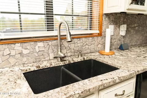 Kitchen - 3767 Phillips Flats Rd, Oneida, TN 37841 photo 3 of 4
