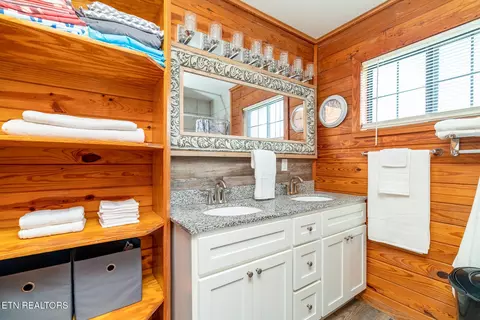 Bath - 3767 Phillips Flats Rd, Oneida, TN 37841 photo 1 of 3