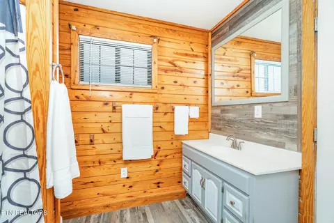 Bath - 3767 Phillips Flats Rd, Oneida, TN 37841 photo 3 of 3