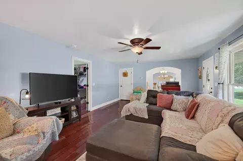 Living - 255 Sandy Rd, Dover, TN 37058 photo 2 of 2