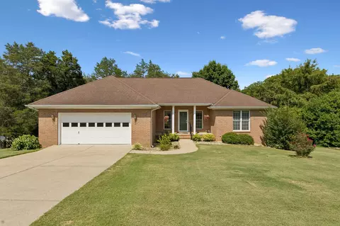 909 Greenview Dr, Fayetteville, TN 37334