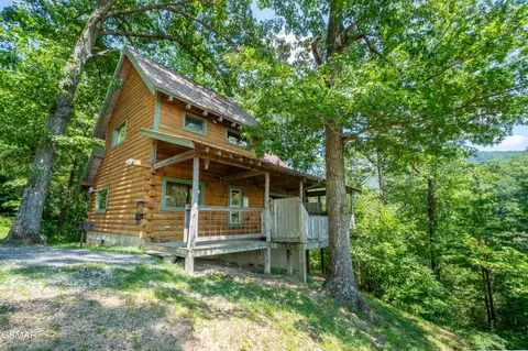 2 Wears Valley Rd, Townsend, TN 37882