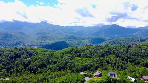153 N Skyline Dr, Gatlinburg, TN 37738