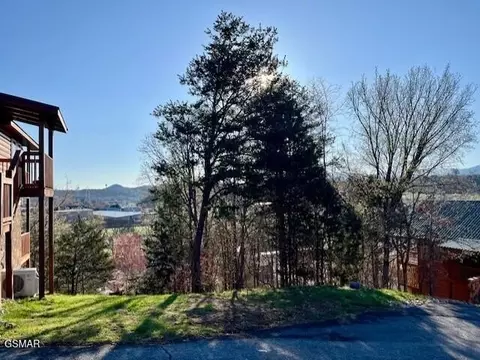 32 Blueberry Ridge Way, Pigeon Forge, TN 37863