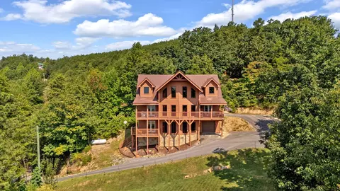 2627 Mountain Blvd, Sevierville, TN 37876