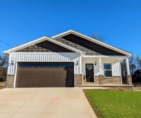 318 Garden Ln, Dandridge, TN 37725