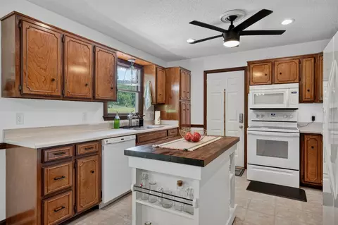 Kitchen - 1377 Chestnut Grove Rd, Morrison, TN 37357 photo 2 of 5