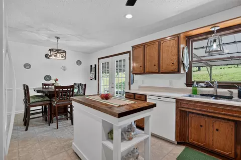 Kitchen - 1377 Chestnut Grove Rd, Morrison, TN 37357 photo 4 of 5