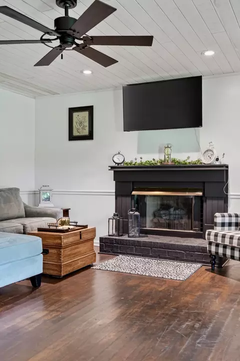 Living - 1377 Chestnut Grove Rd, Morrison, TN 37357 photo 3 of 3