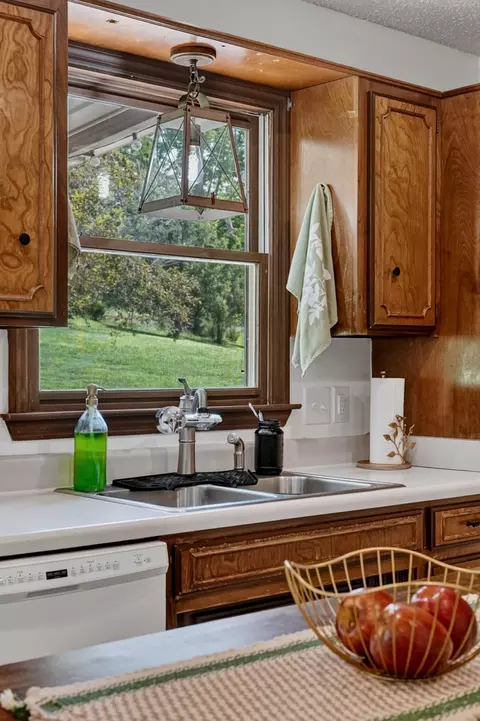 Kitchen - 1377 Chestnut Grove Rd, Morrison, TN 37357 photo 3 of 5