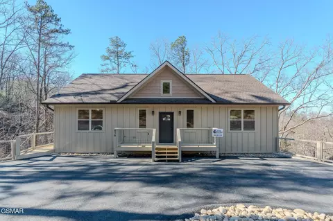 676 Monte Wood Cir, Pigeon Forge, TN 37863