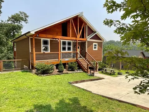 3144 Cherokee Valley Dr, Pigeon Forge, TN 37862