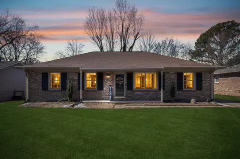 917 Springmont Dr, Hopkinsville, KY 42240