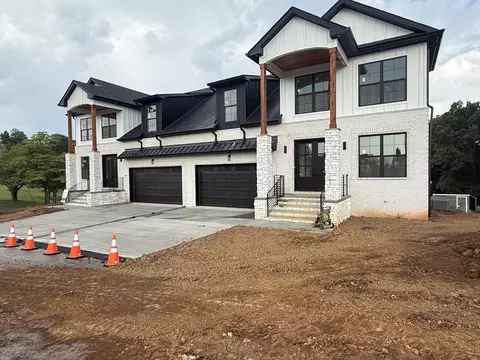 111 Fairway Dr, Clarksville, TN 37043